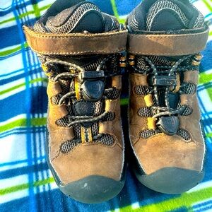 Boys hiking boots size 9